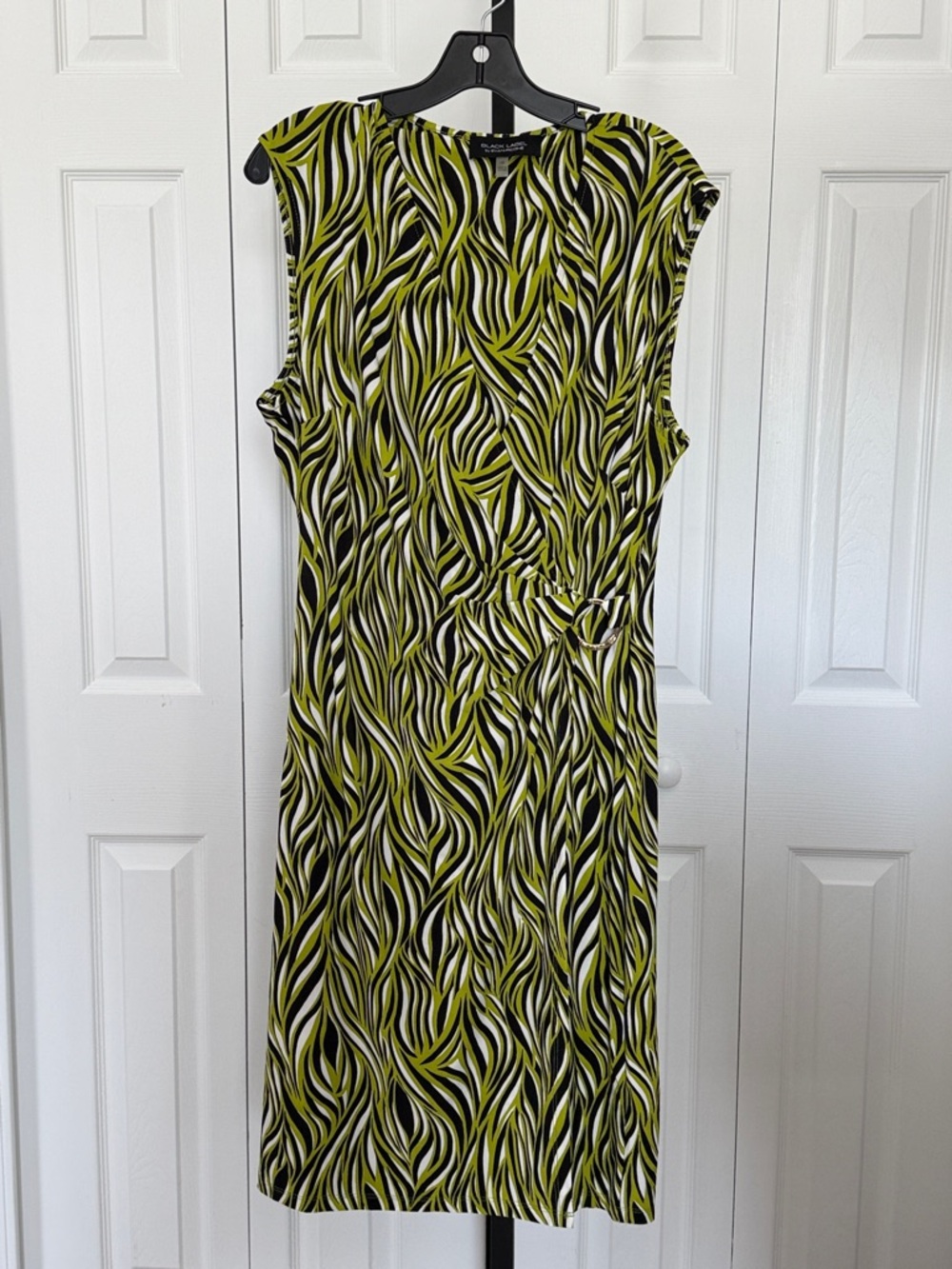 Sleeveless Green Wave-Print Sheath Dress